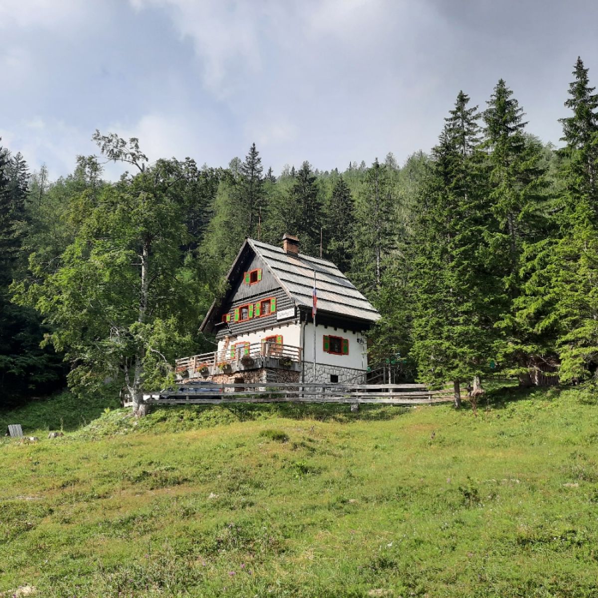 Tonkina koča na Vršiču (1380m) - Planinc